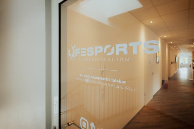 Eingang zur Praxis über das Treppenhaus in der Baustraße