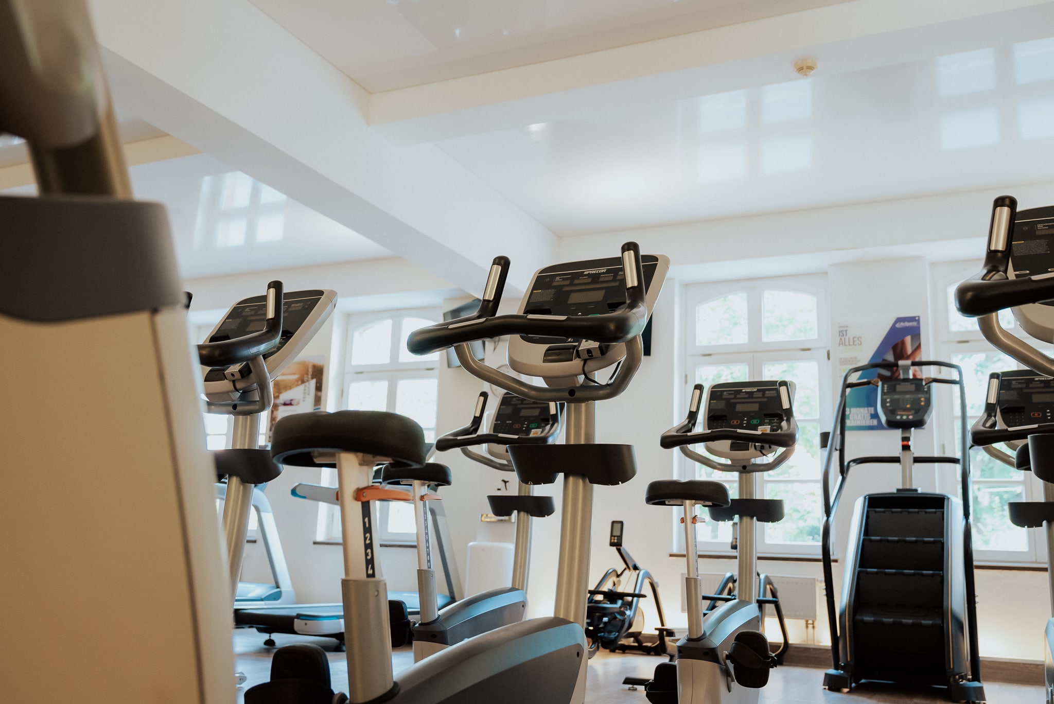 Ergometer und Spinningräder im Studio