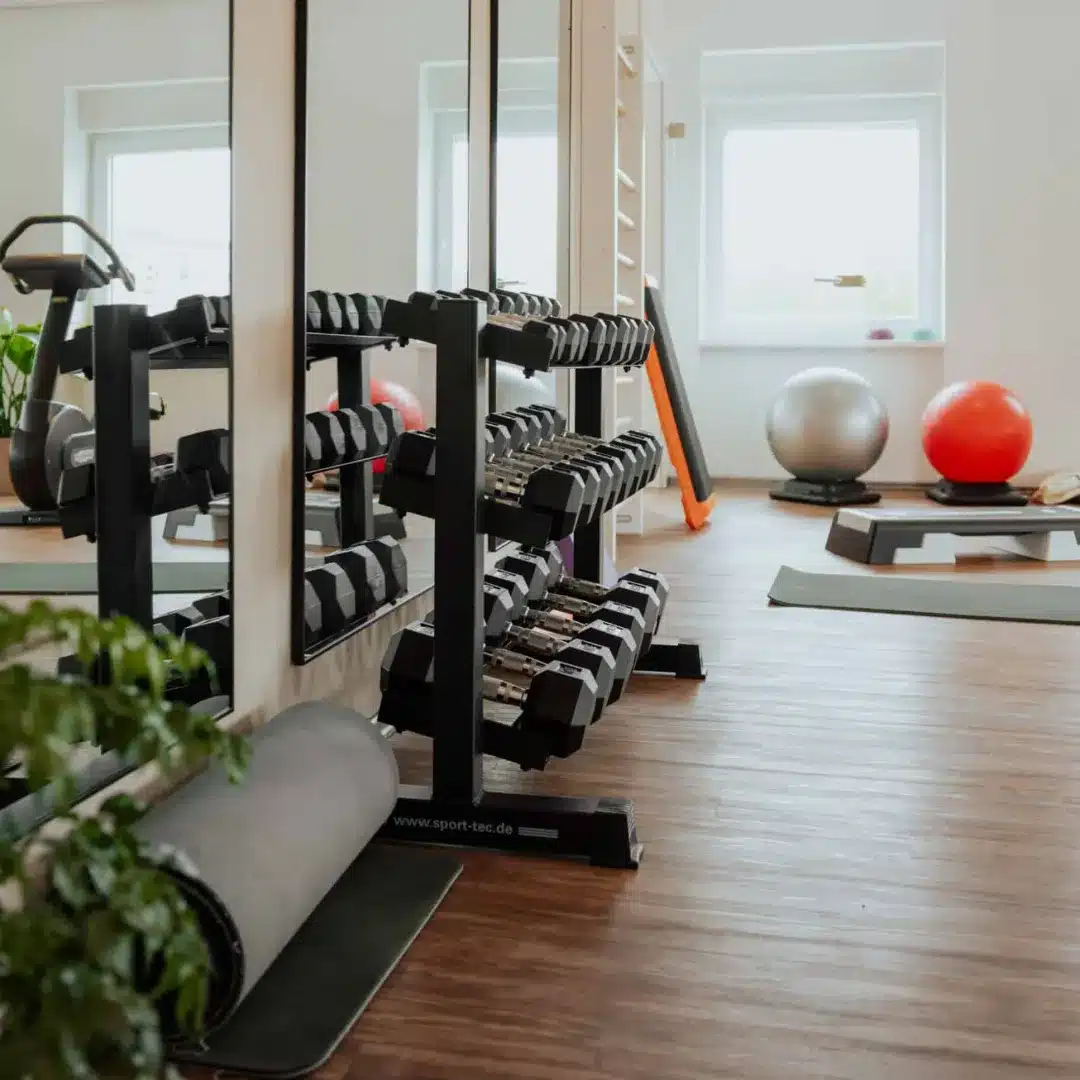Trainingsbereich mit Hanteln und Spiegeln im Lifesports Therapiezentrum Hameln